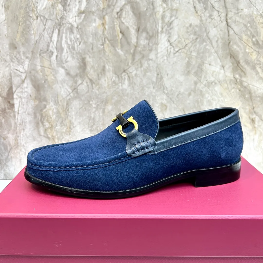 Original quality P580 Brand: Ferragamo Standard size: Men's size 38/44 (45 can be customized) Grade: Same style as the official website High-quality men's shoes Material: Customized first-layer calfskin with water-dyed cowhide lining Cowhide tiptoe Original non-slip and wear-resistant rubber outsole Style category: Men's formal business leather shoes Young and fashionable European and American trends British style Casual matching Comfortable feet Color: Actual picture